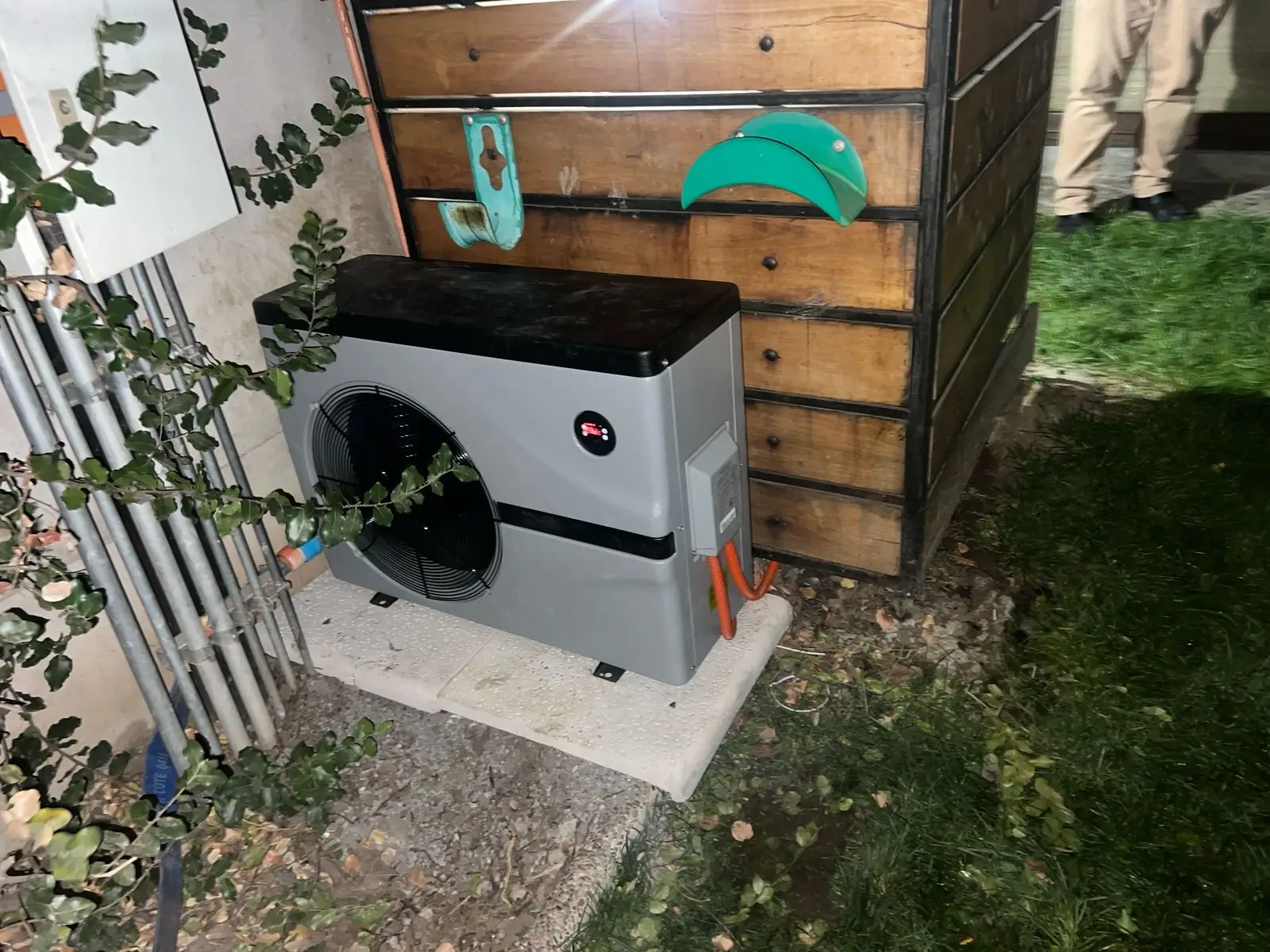 Instalación bomba de calor Aquark con jardín