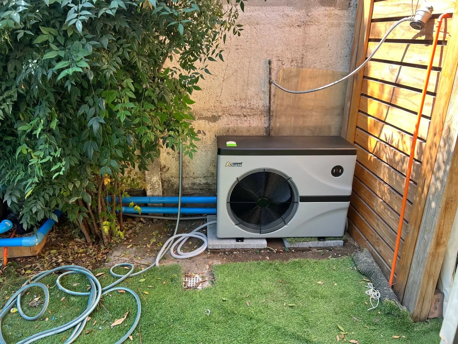 Instalación bomba de calor Aquark con sistema de filtrado